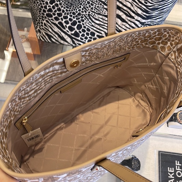 Michael Kors, this Carter Signature Animal Print Semi Lux Open Tote Handbag 
NWT - Picture 16 of 16